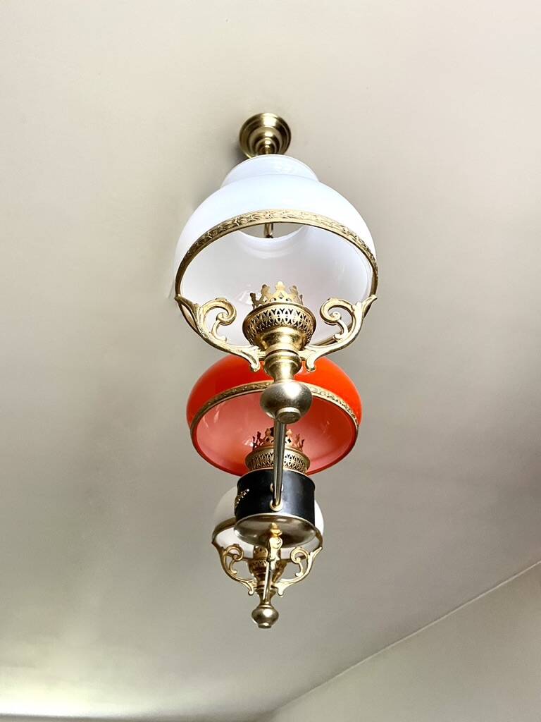 Lustre doré néoclassique aux coupoles blanches et orange 1950