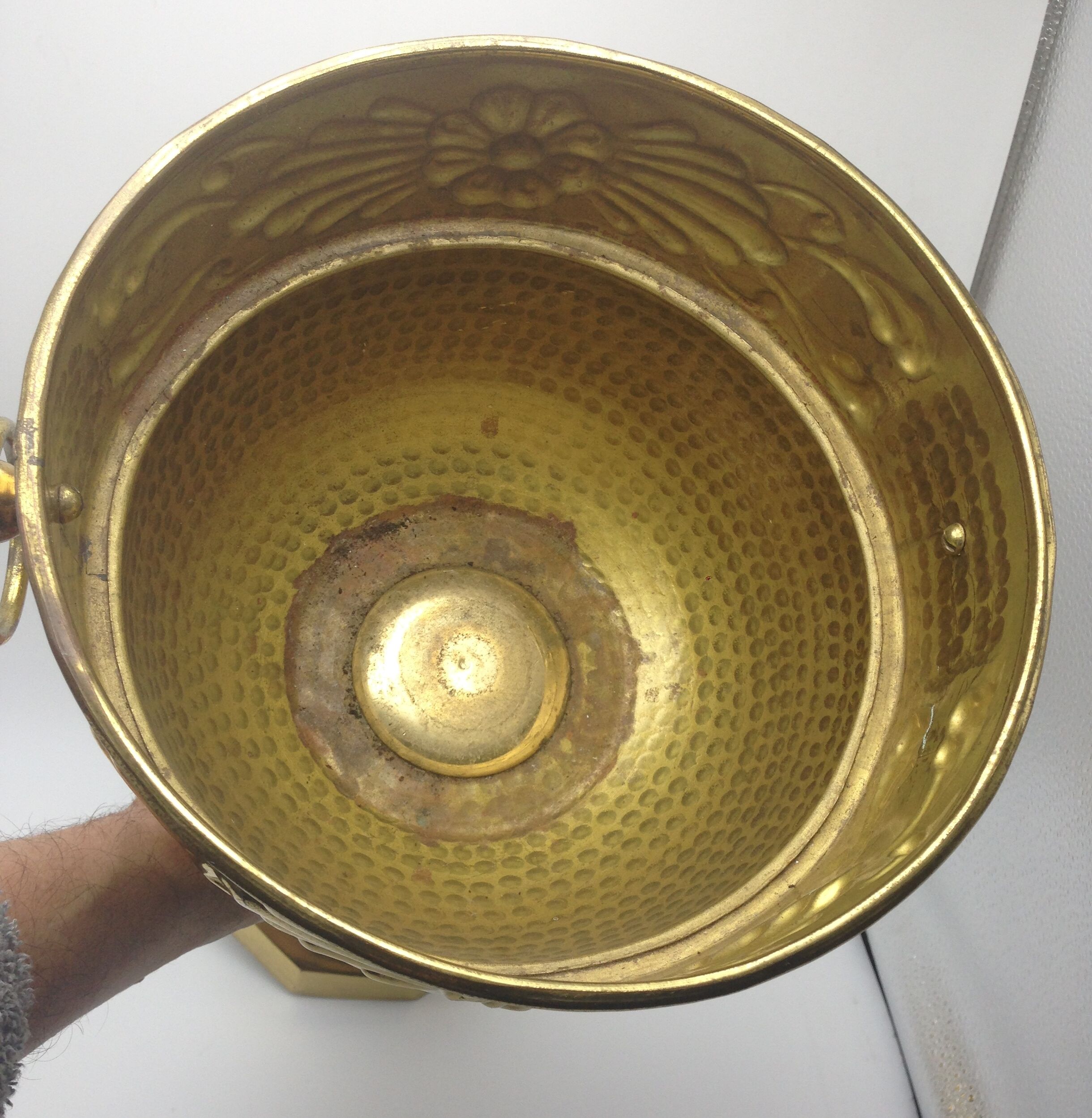 Old planter on foot in hammered brass pushed back height 44 cm