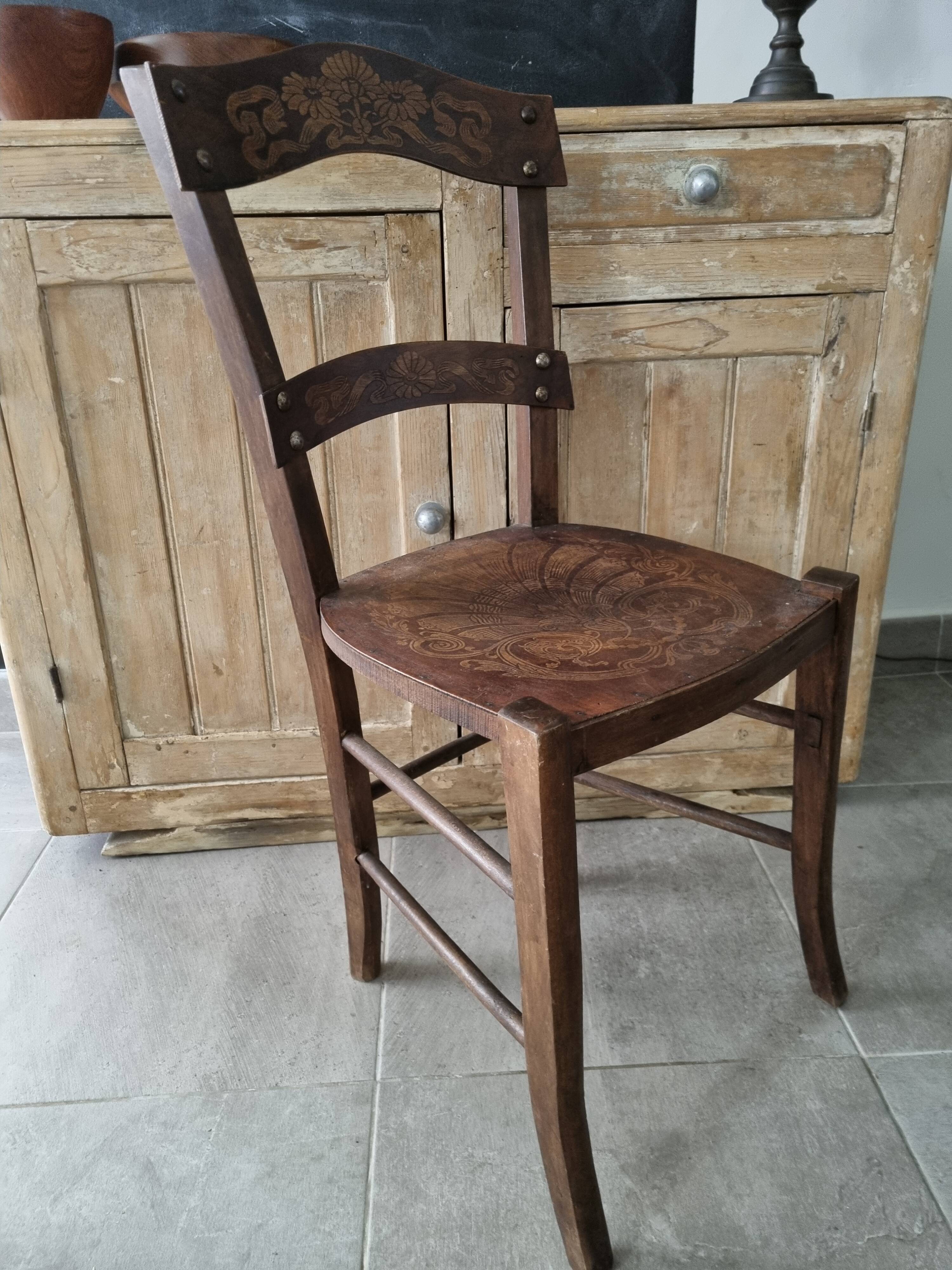Chaise bistrot gravée