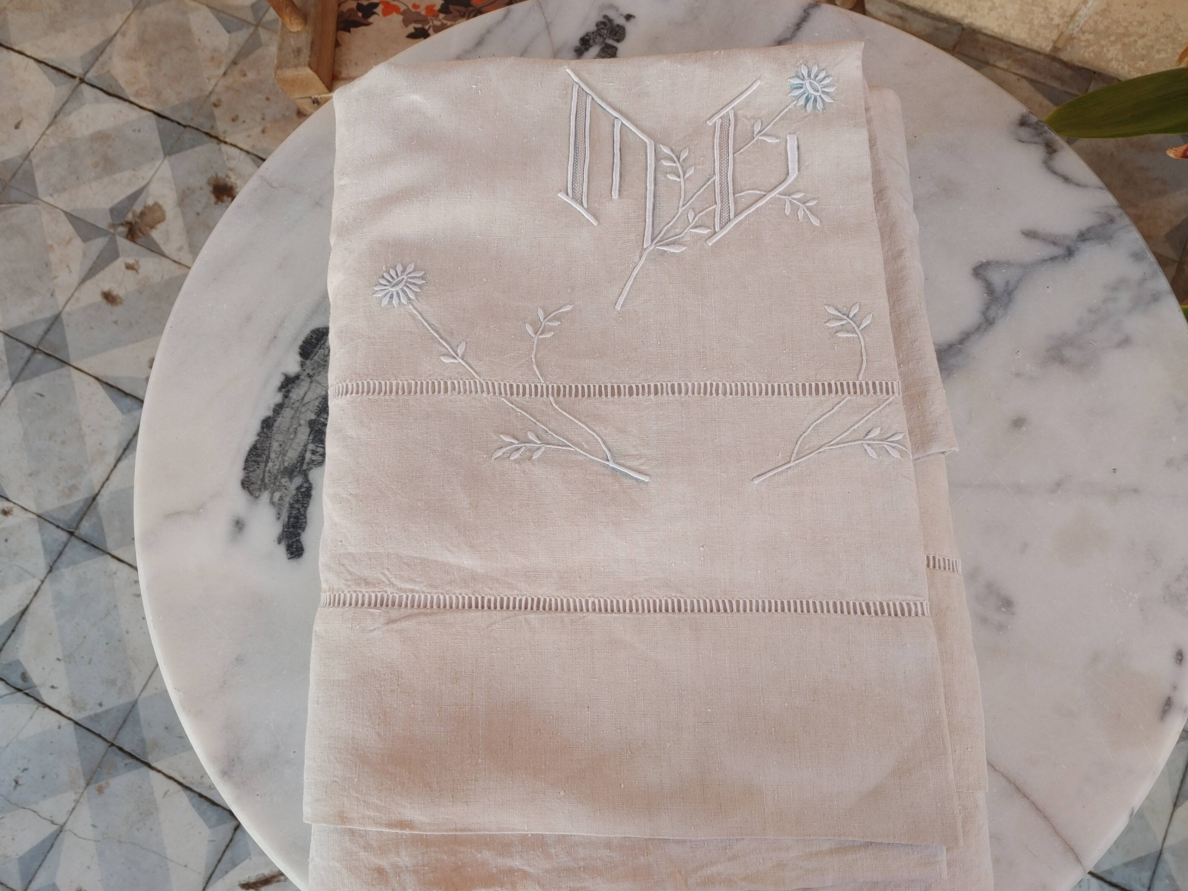 Drap ancien toile de lin retour, fleurs, monogramme brodé main 215 cm x 267 cm