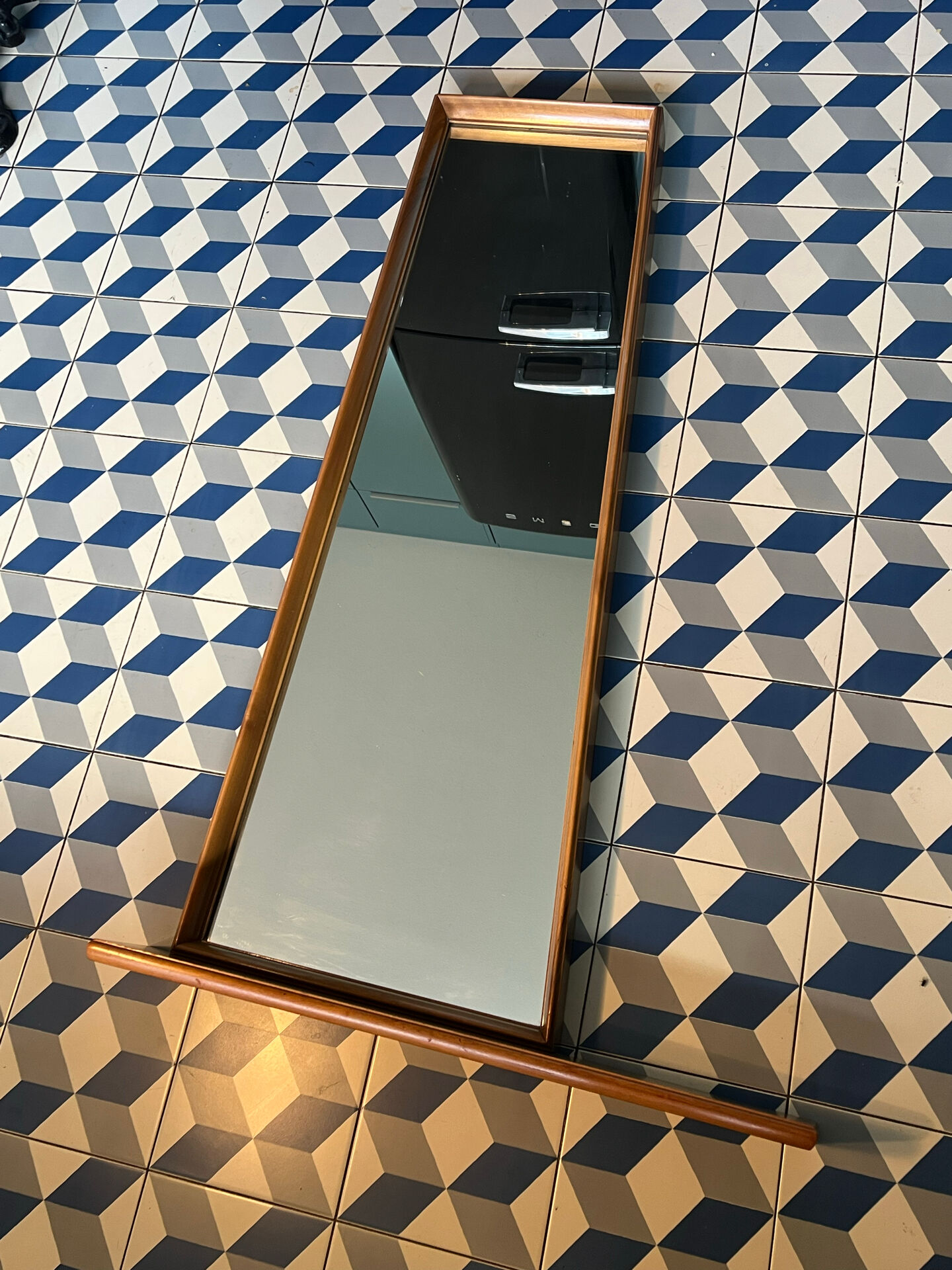 Miroir mural avec l’étagère