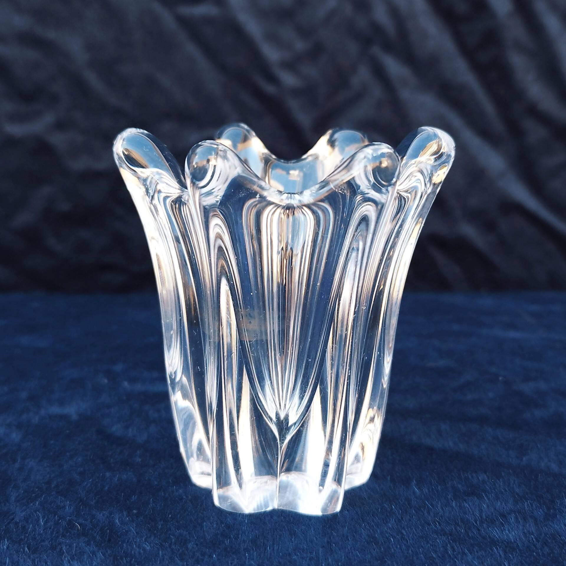 Small crystal vase signed Daum decoration