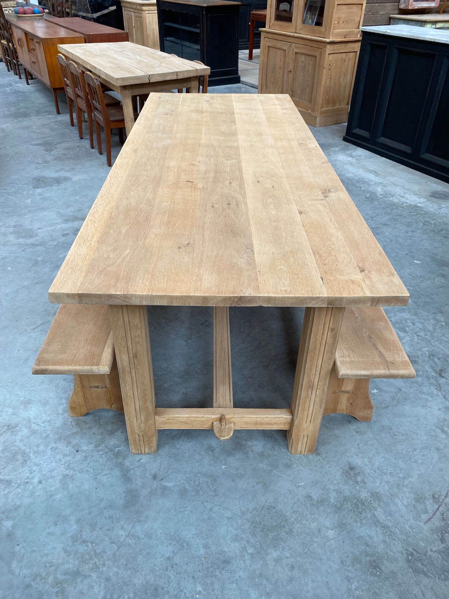 Oak farmhouse table and its 2 benches