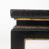 Lacquer coffee table decorated with floral motifs. Circa 1900.