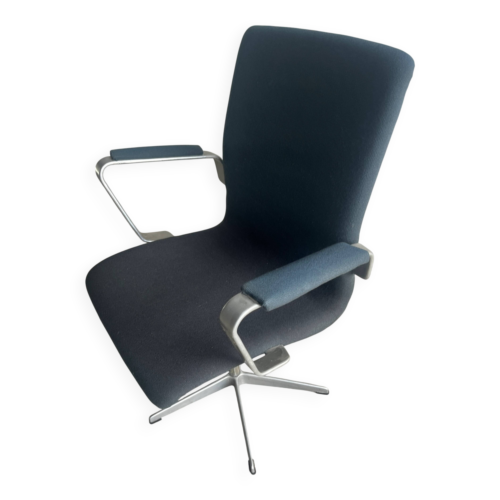 Fritz Hansen 'Oxford' Arne Jacobsen swivel chair — black wool upholstery, aluminium base, 1970s
