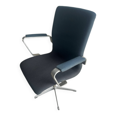 Fauteuil pivotant Fritz Hansen « Oxford » d'Arne Jacobsen — revêtement en laine noire, piètement en aluminium, années 1970