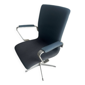 Fauteuil pivotant Fritz Hansen « Oxford » d'Arne Jacobsen — revêtement en laine noire, piètement en aluminium, années 1970