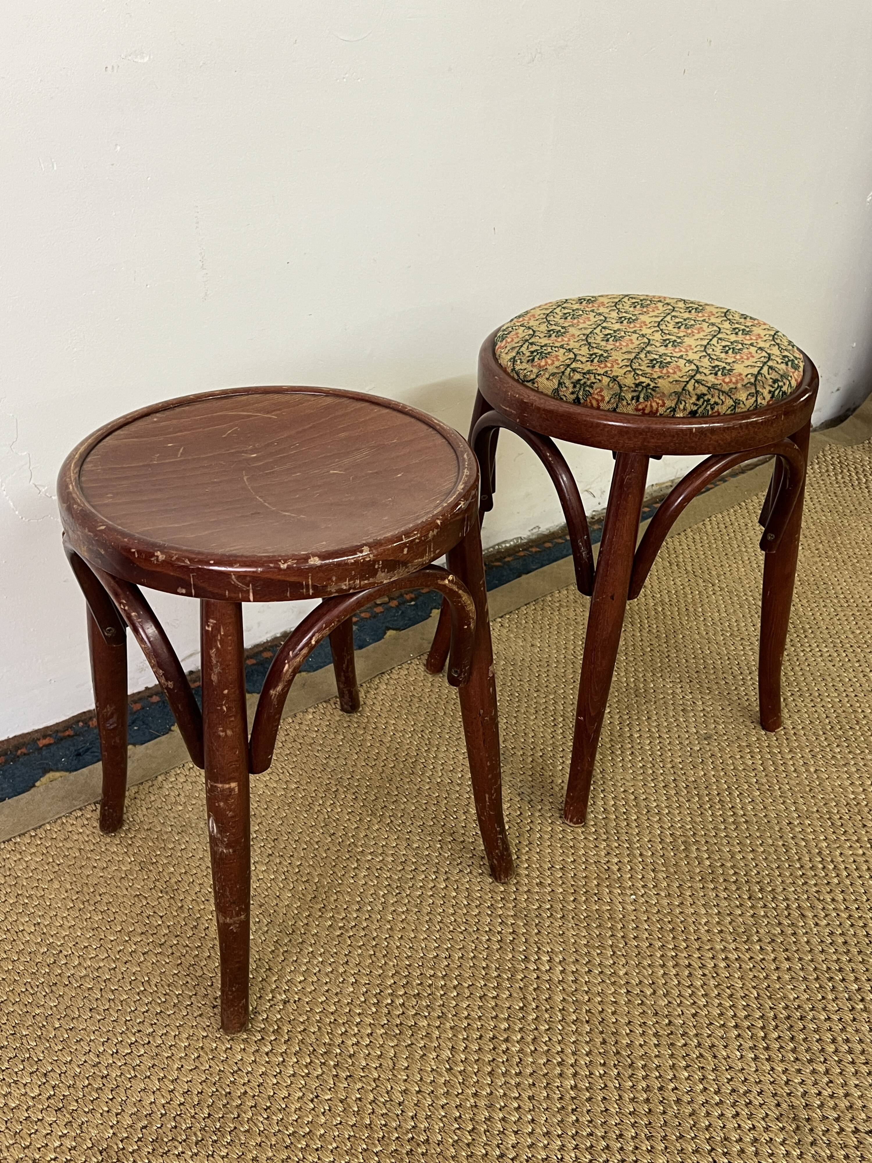 Paire de tabourets bas en bois courbé style "Thonet" vintage