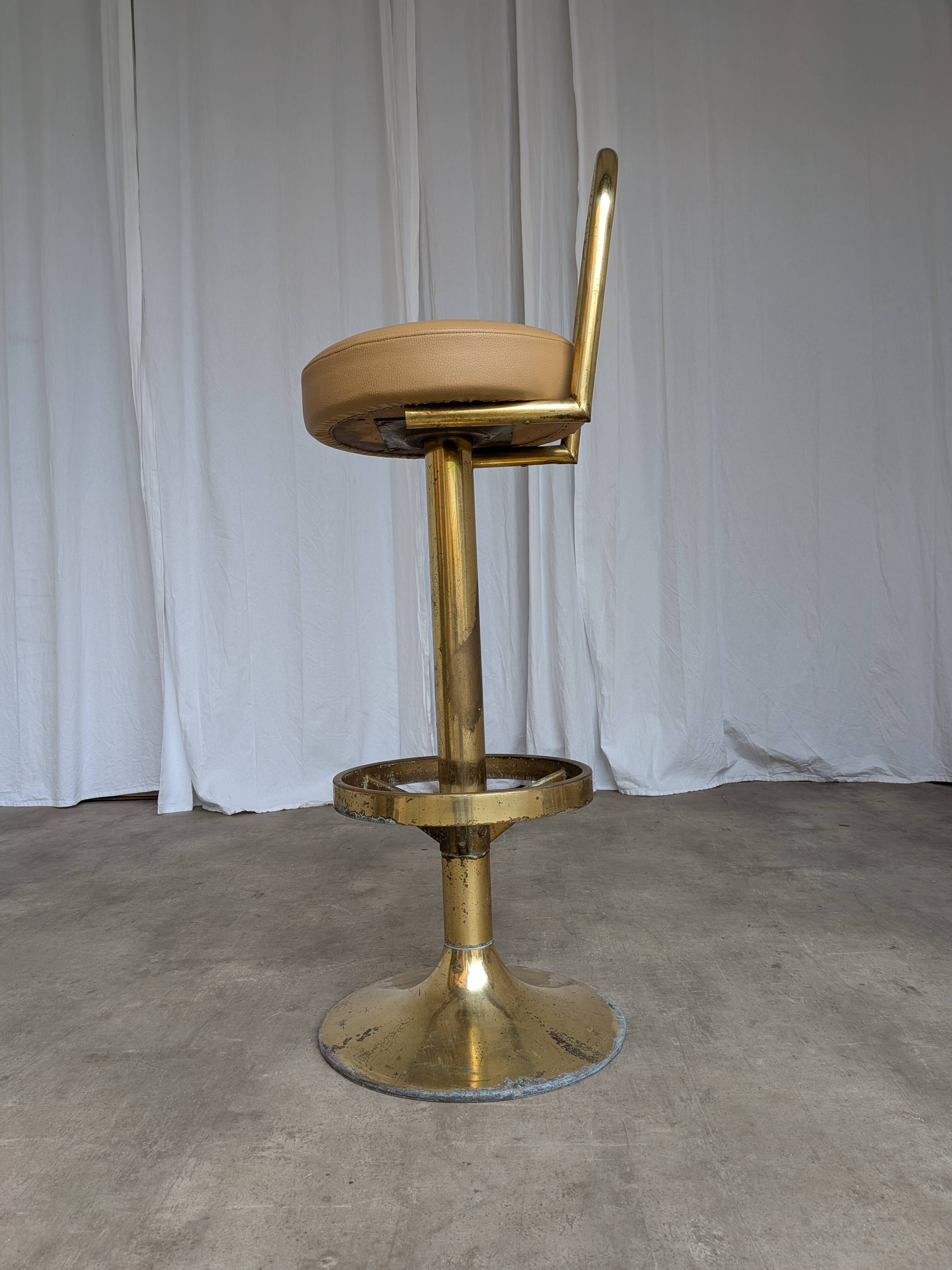 Tabouret de bar italien mid-century modern en laiton et cuir