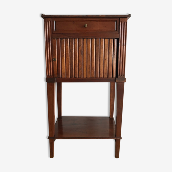 Table de nuit en bois naturel de style Louis XVI à rideau latéral coulissant et un tiroir