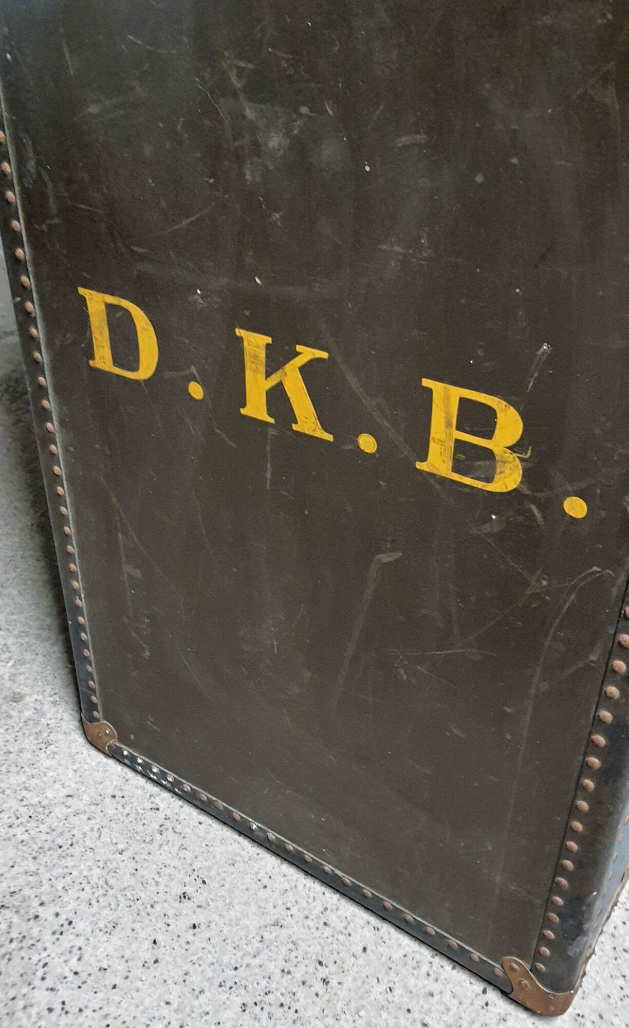 Large travel trunk of the brand Victor Wardrobe Luggage 1920