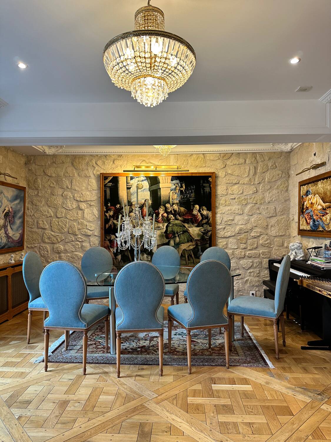 Table ghibli en verre avec 8 chaises parisiennes pieds sabrés roche bobois