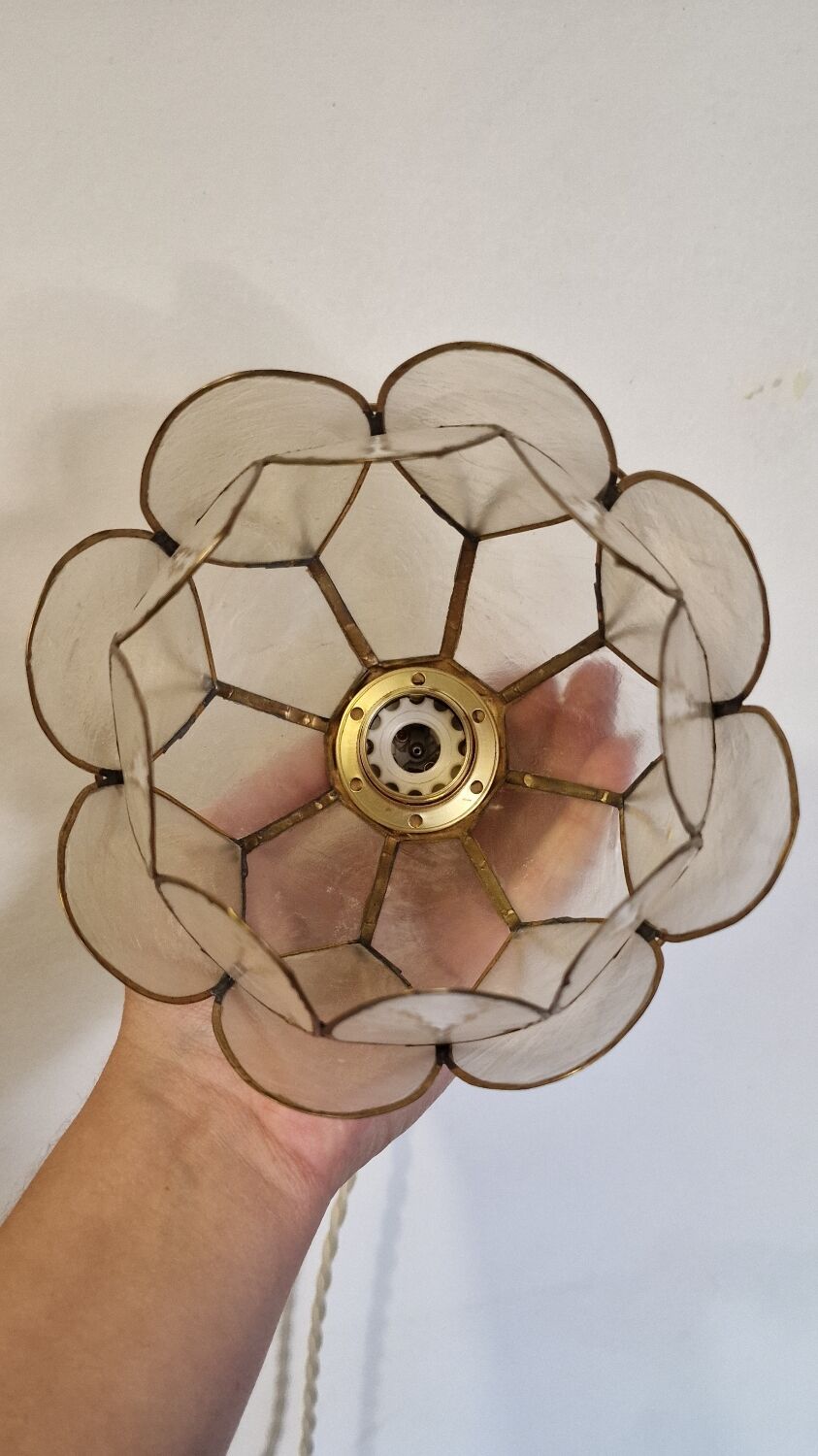 Mother-of-pearl flower in portable lamp or suspension