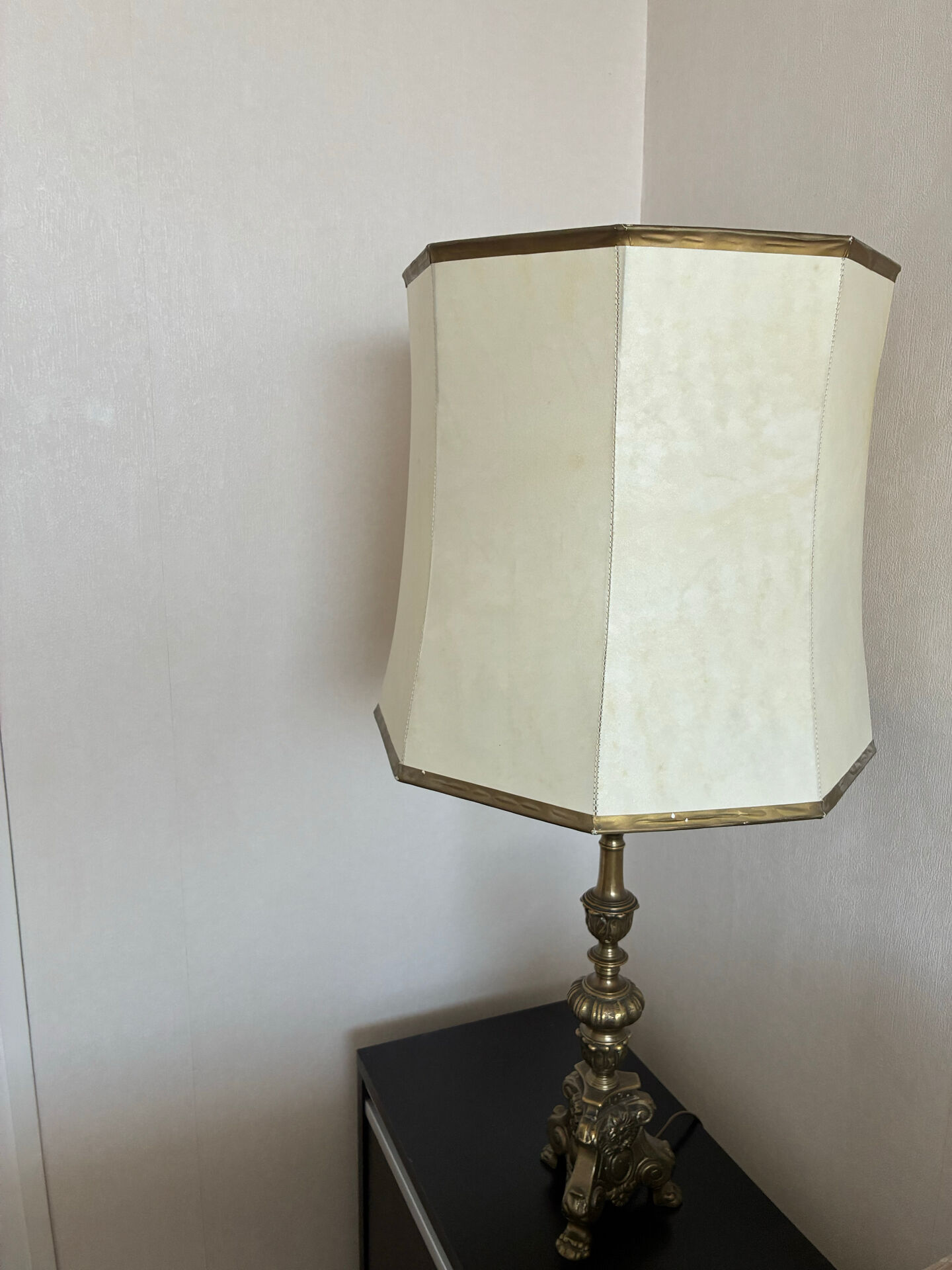 Vintage table lamp in chiselled bronze with a hexagonal shade.