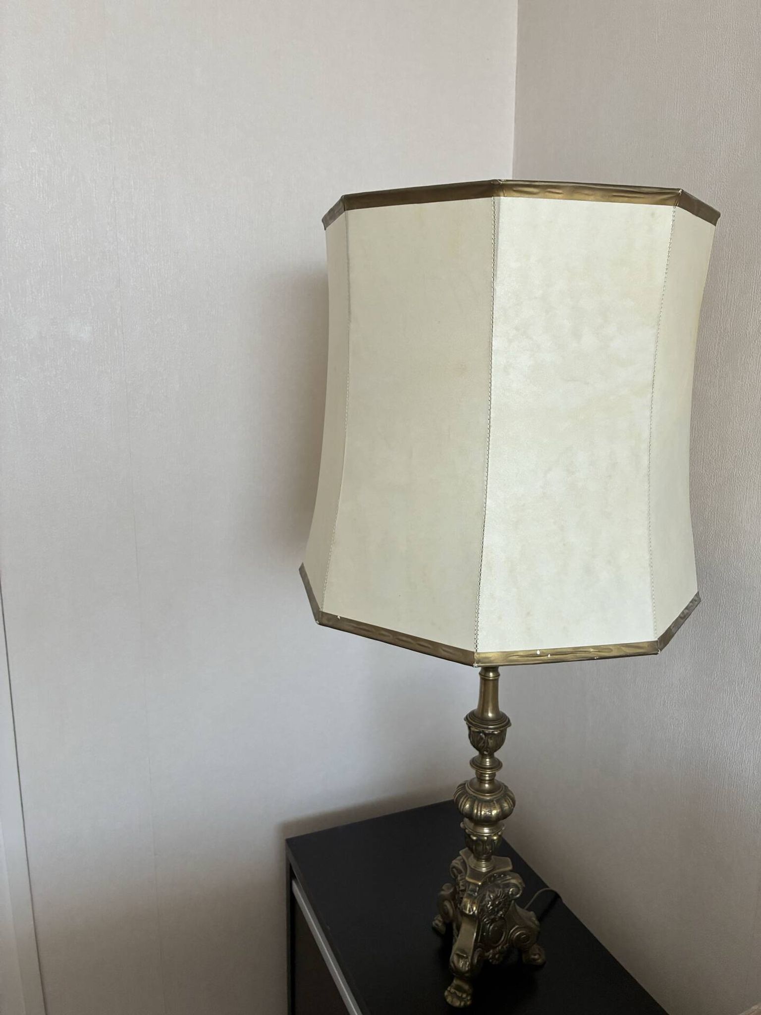 Lampe à poser vintage en bronze ciselé et abat-jour hexagonal