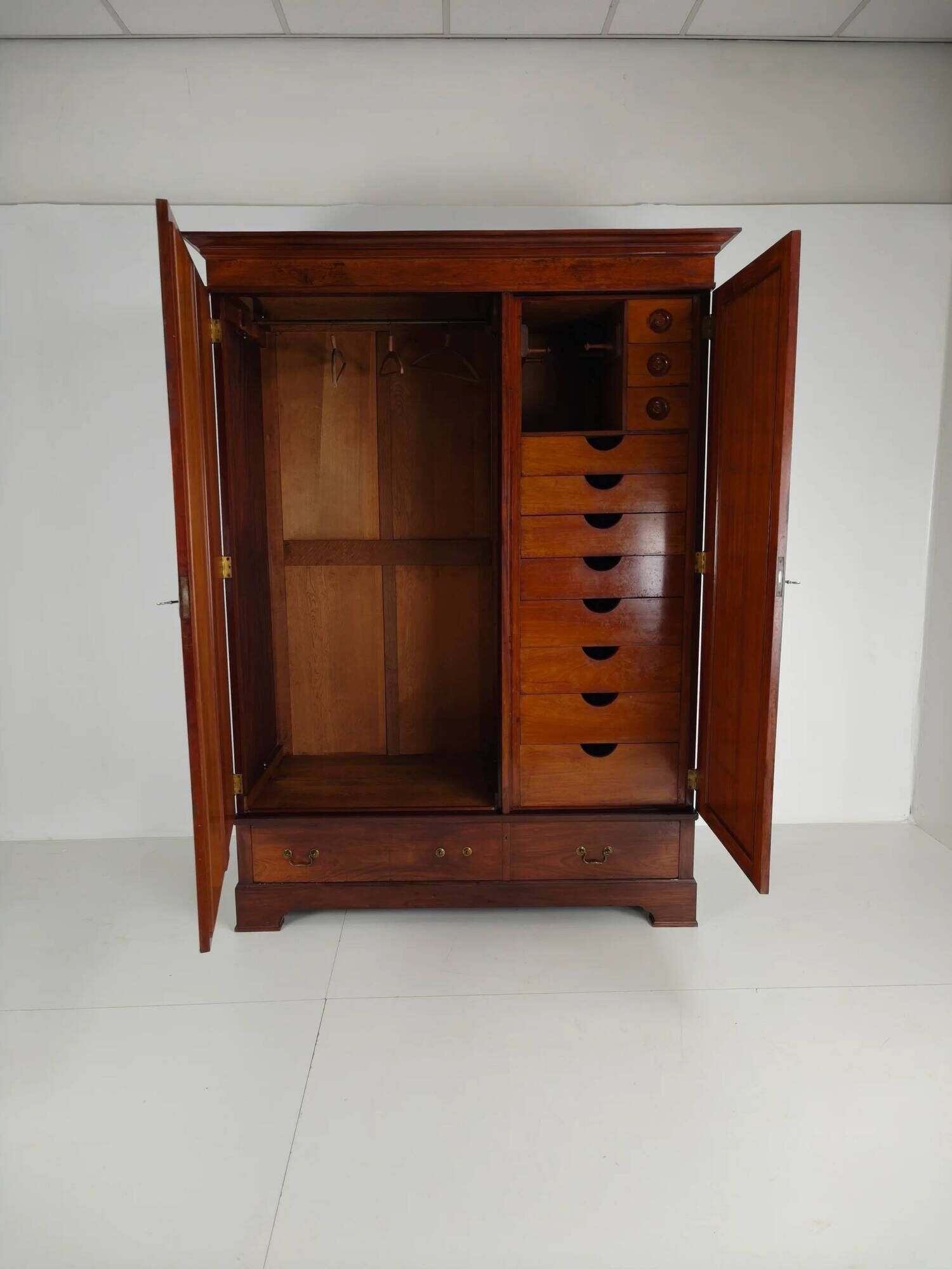 High-quality late 19th-century mahogany wardrobe by H. Pander & Zonen
