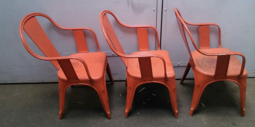 Chaise industrielle rouge