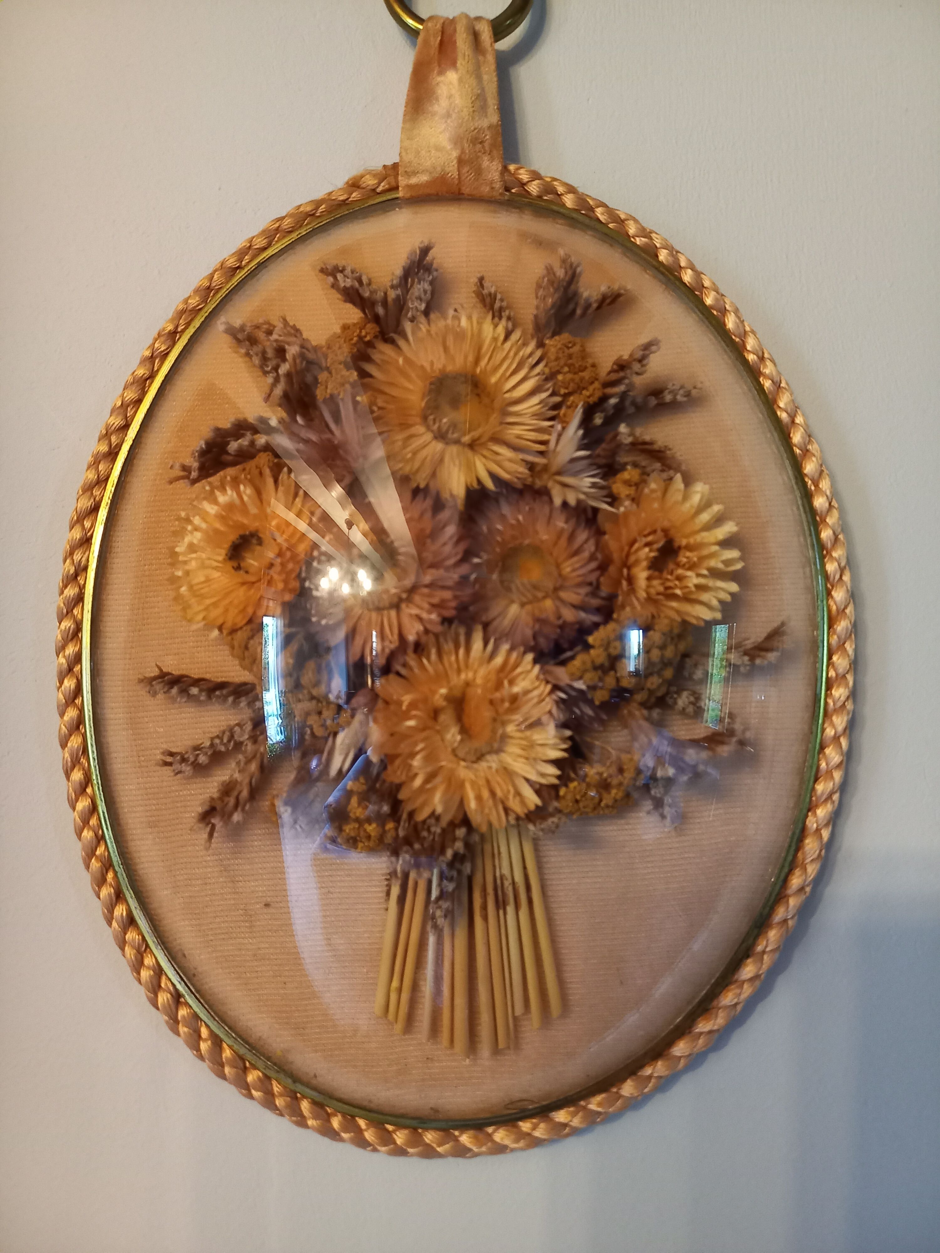 Vintage oval dried flowers frame
