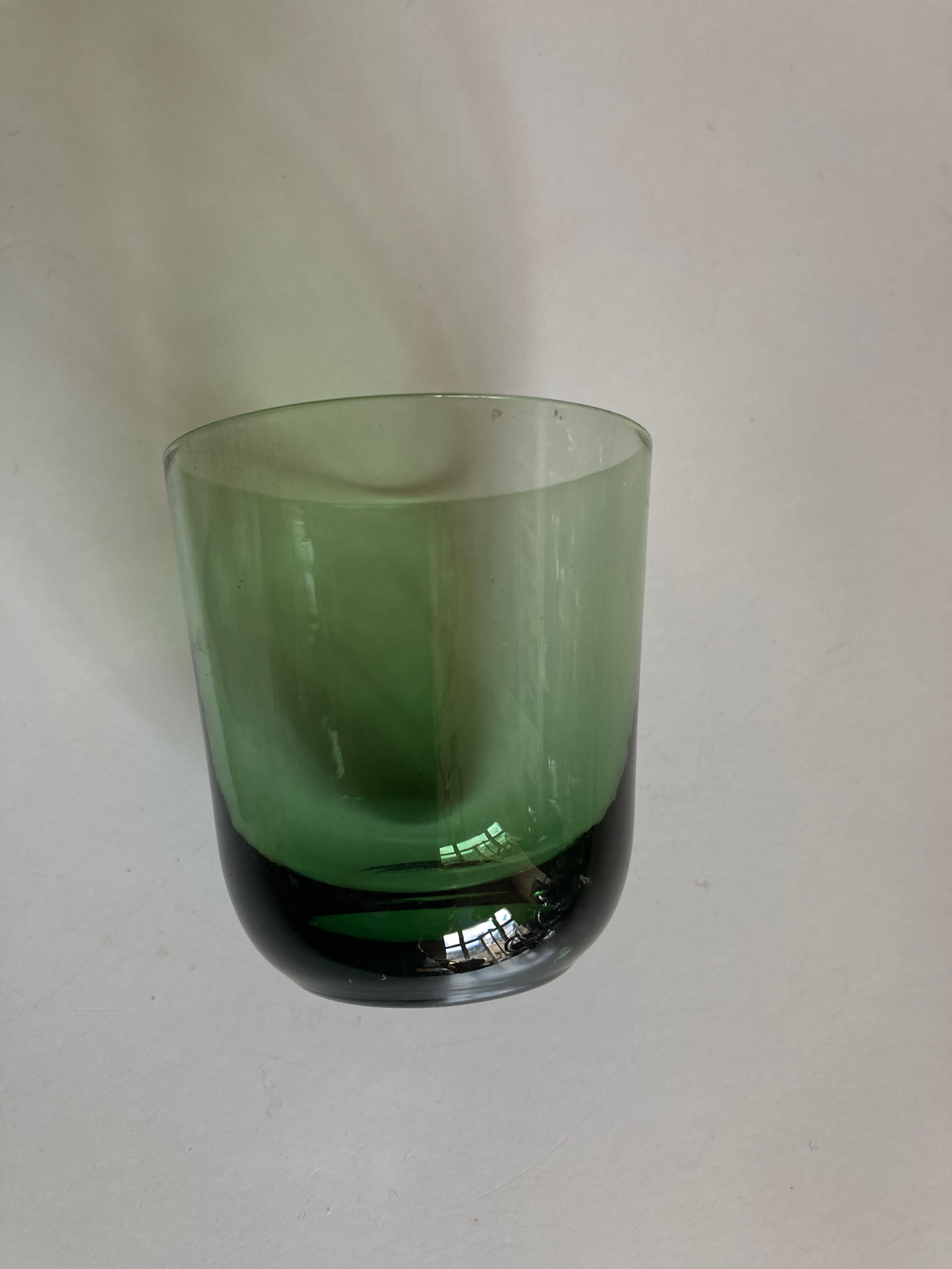Set de 7 verres gobelets 1960 en verre soufflé vert