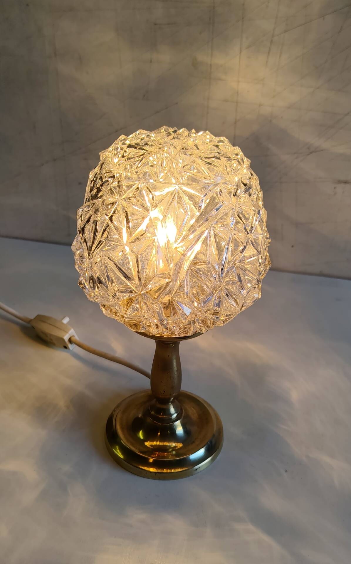 Lampe à poser en laiton doré et verre - mid.XXeme