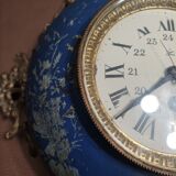 Wall clock in glazed earthenware decoration and brass chain empire style