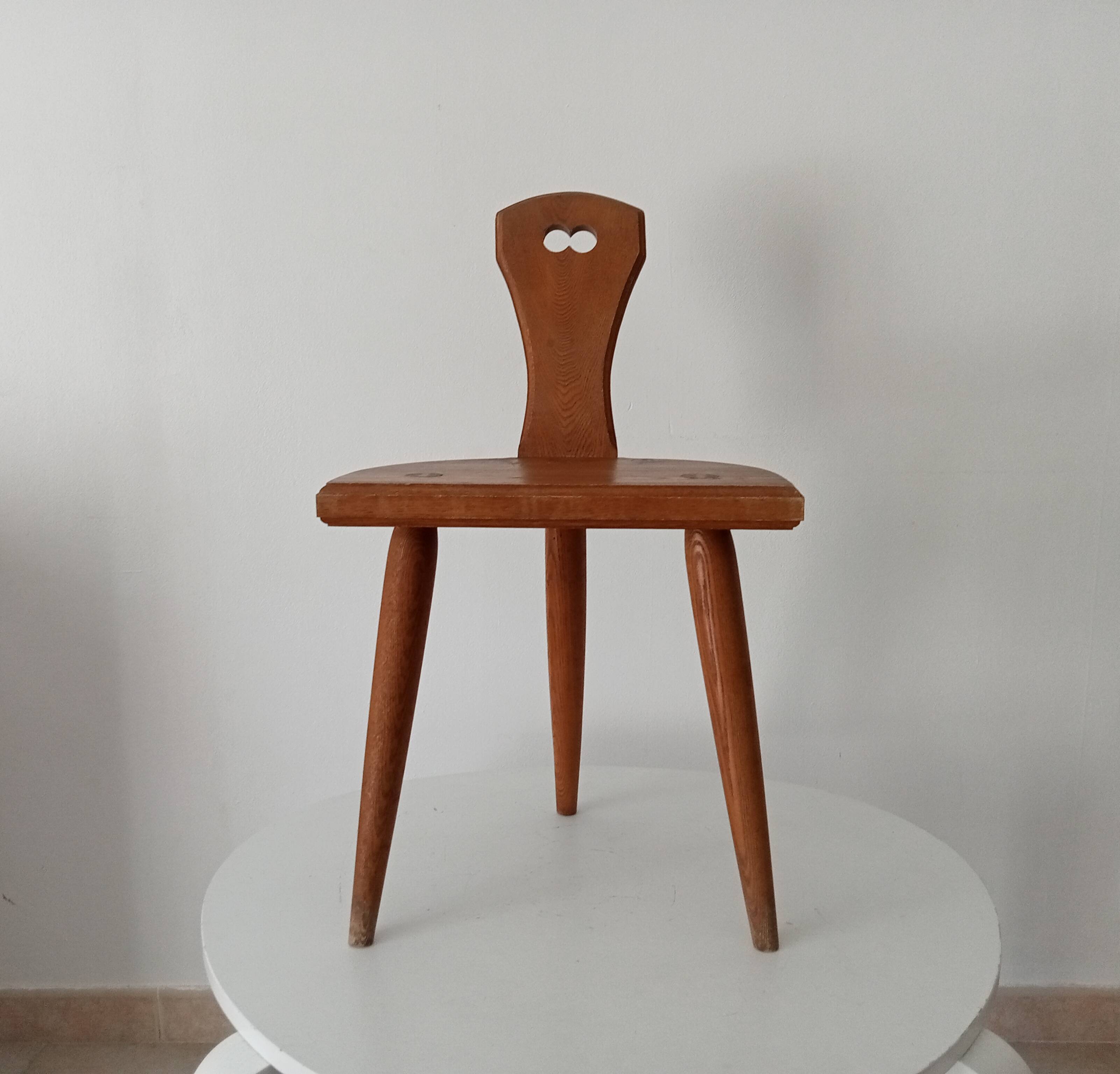 Low brutalist tripod chair in solid oak from the 1960s.