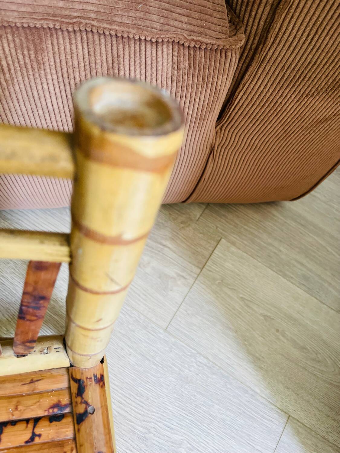 Petite chaise en bambou flammé