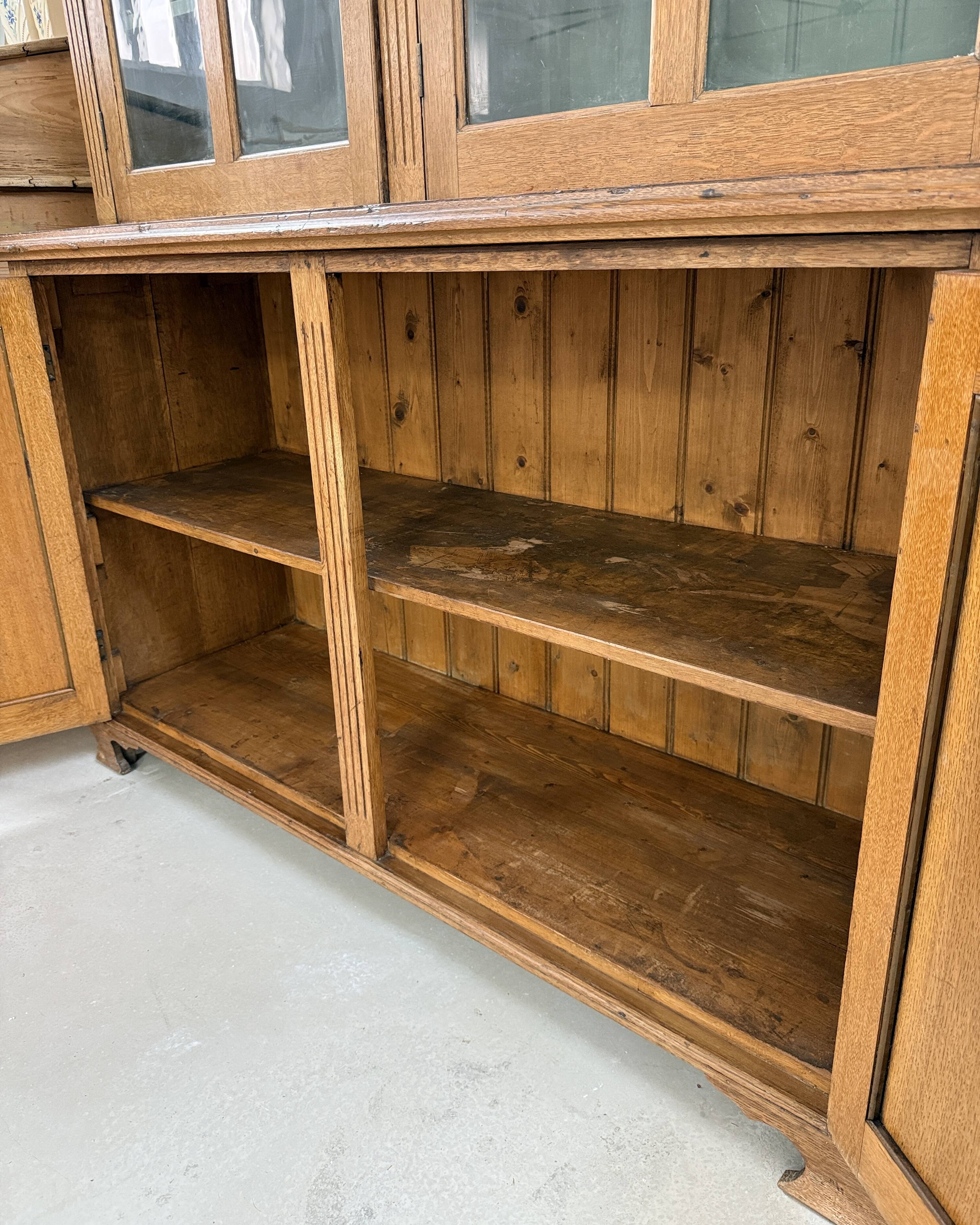 Large two-part display case (renovated)