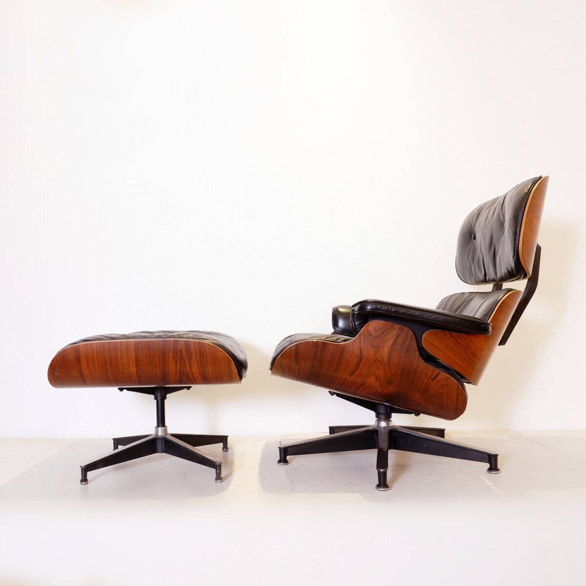 Fauteuil et repose-pieds Mid-Century par Charles & Ray Eames pour Herman Miller