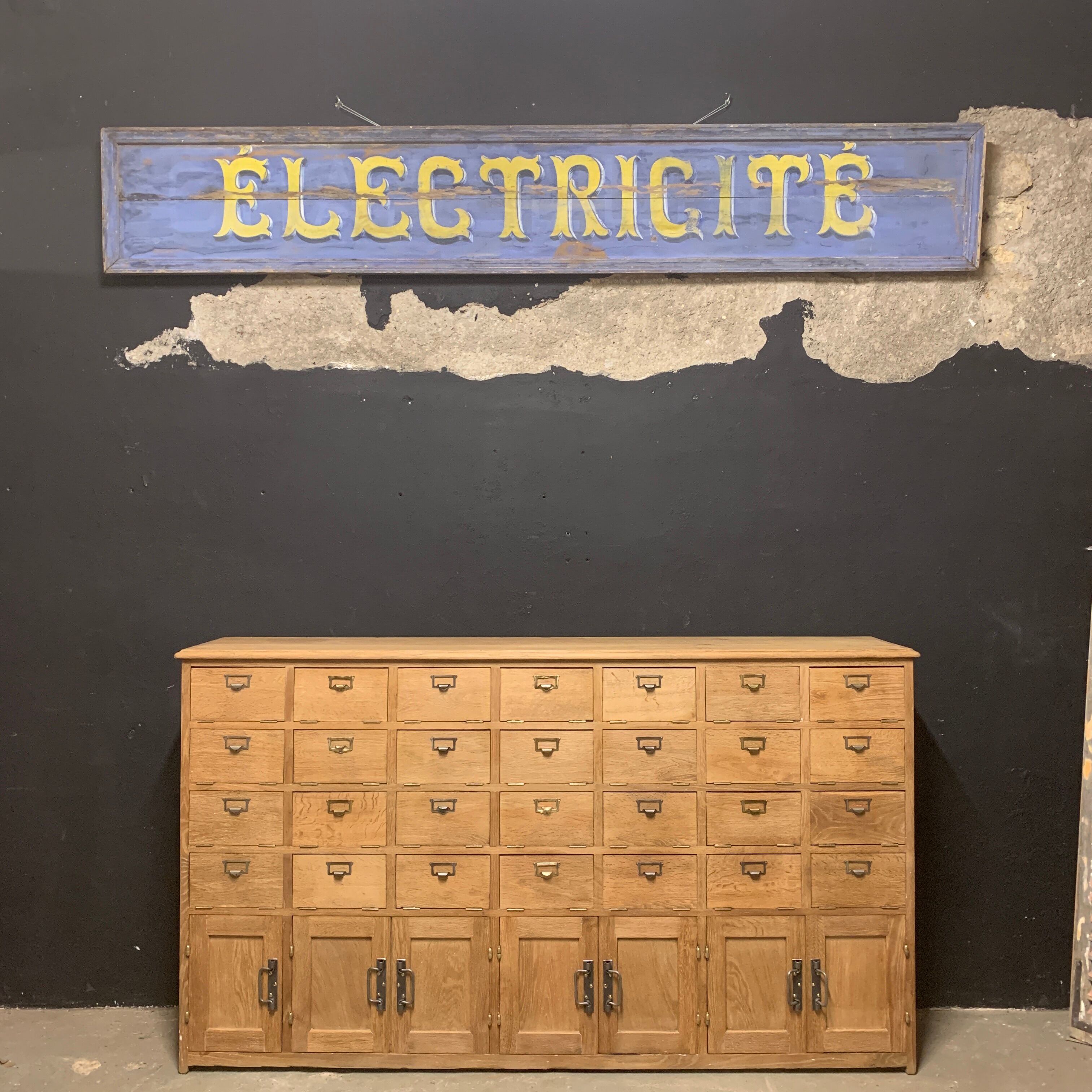 Notary's trade furniture with oak valve