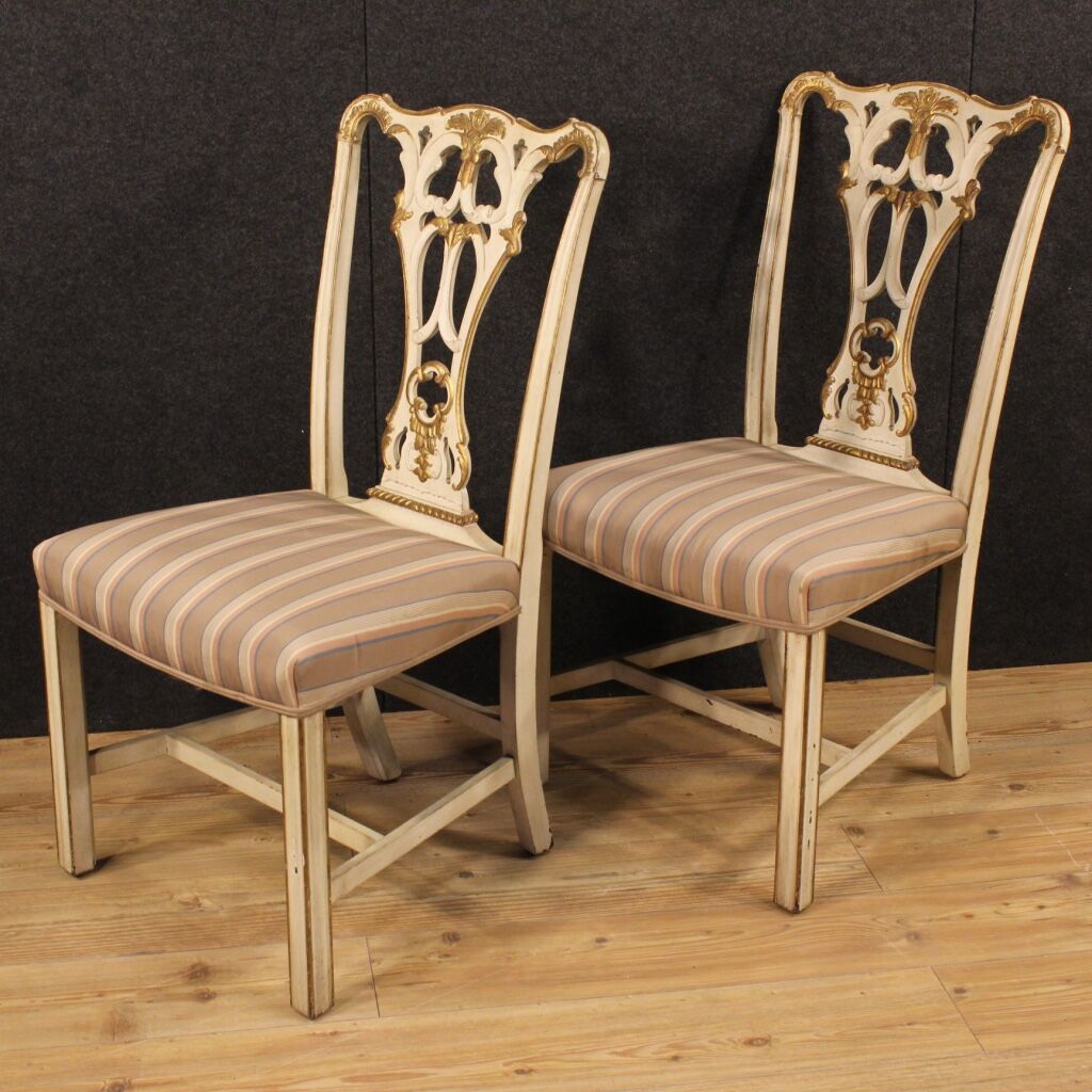 Paire de chaises italiennes laquées et dorées