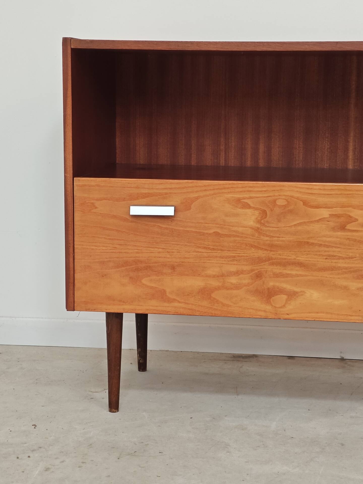 Petit meuble d'appoint buffet en bois 1970
