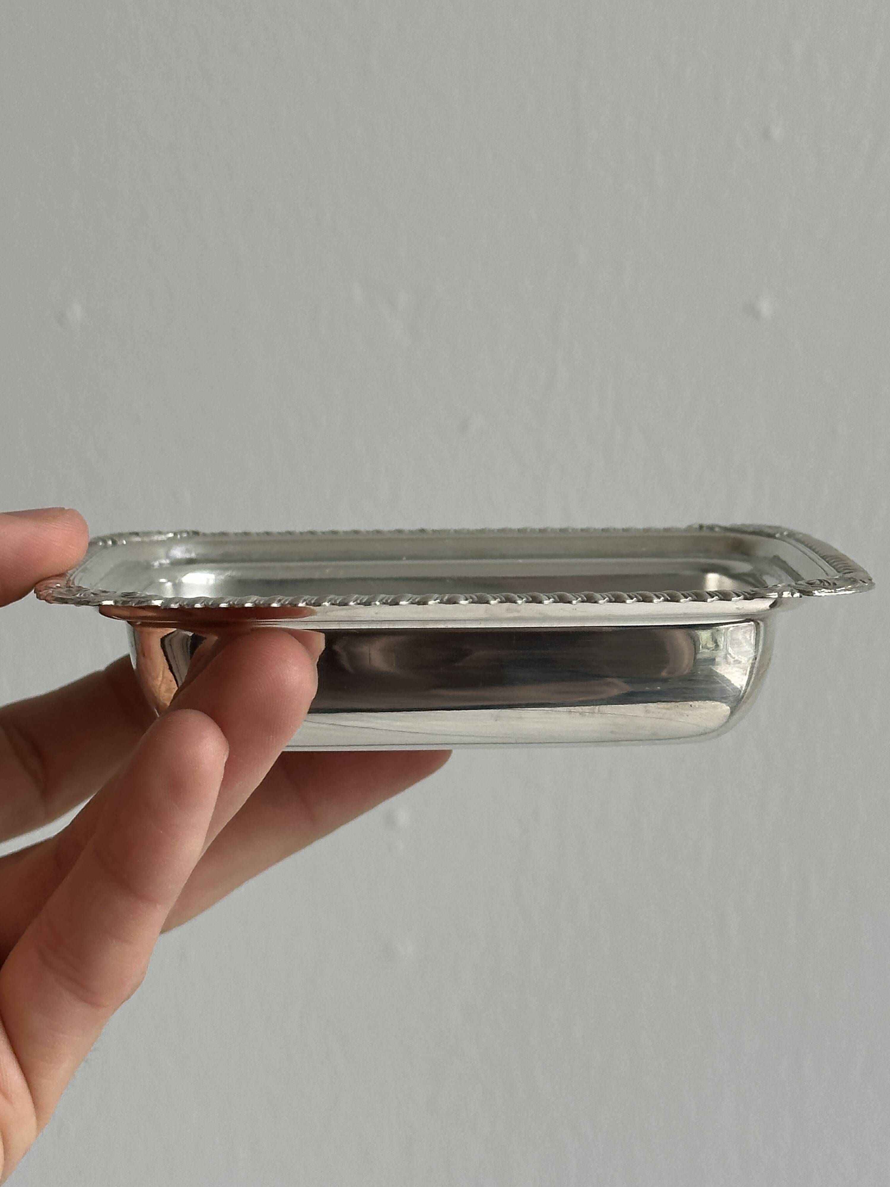 Beurrier en métal léger et verre taillé