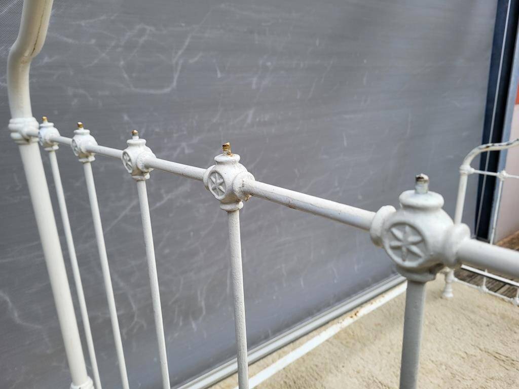 Lit en métal blanc