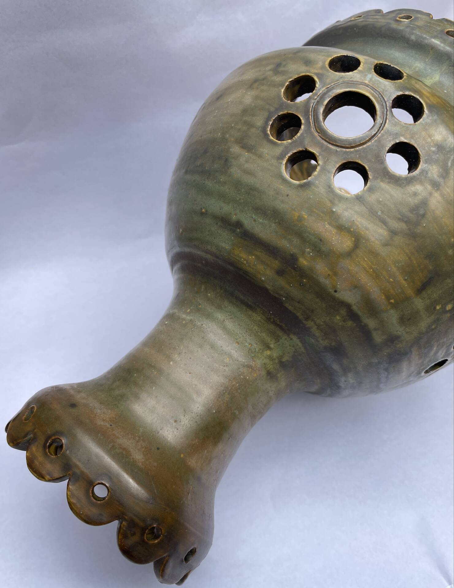 Suspension in glazed stoneware from the 1970s.