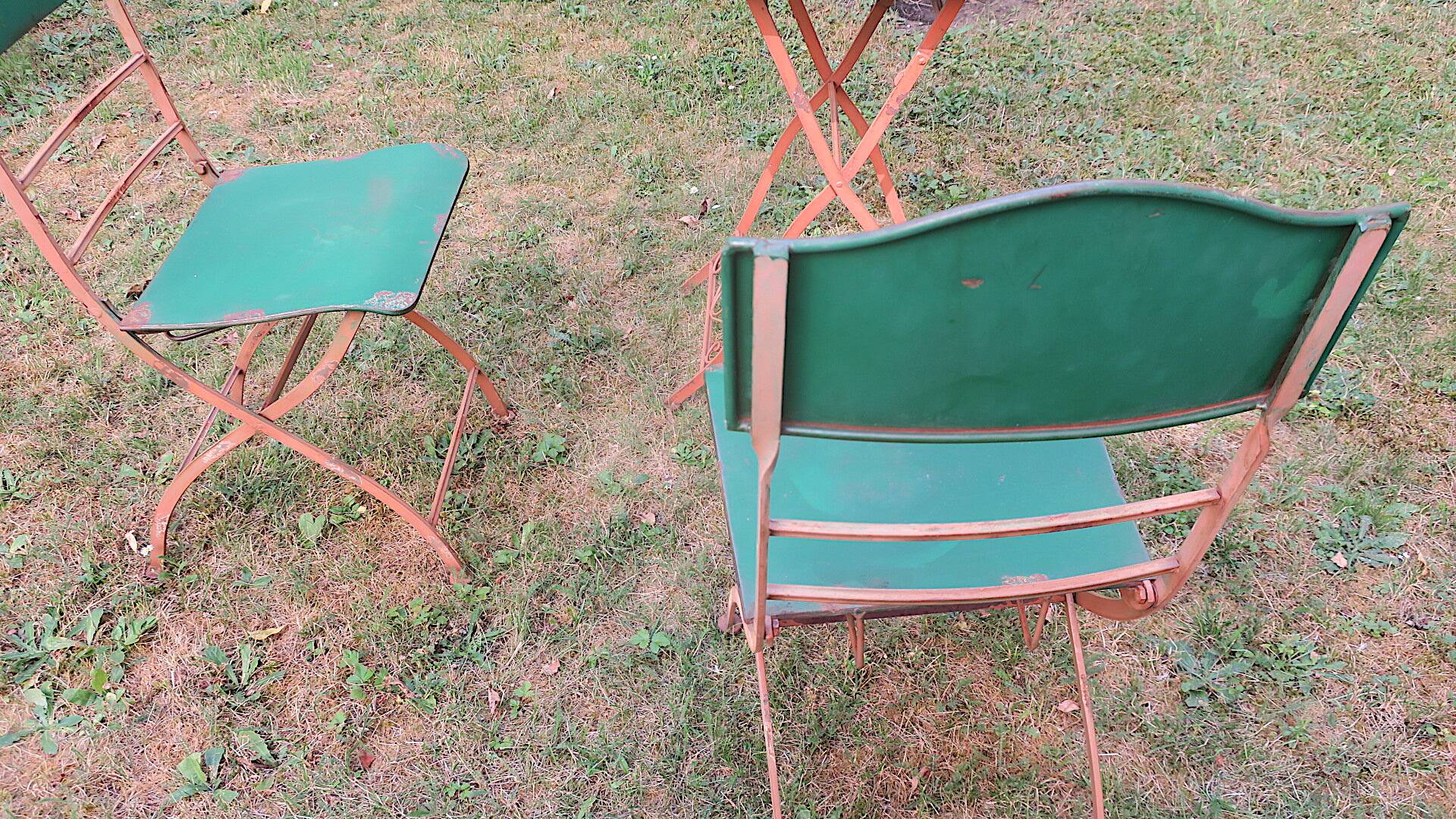 Mid century distressed painted iron garden table and 2 chairs, 1960s