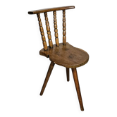 Chaise tripode ancienne de fermier à usage décoratif