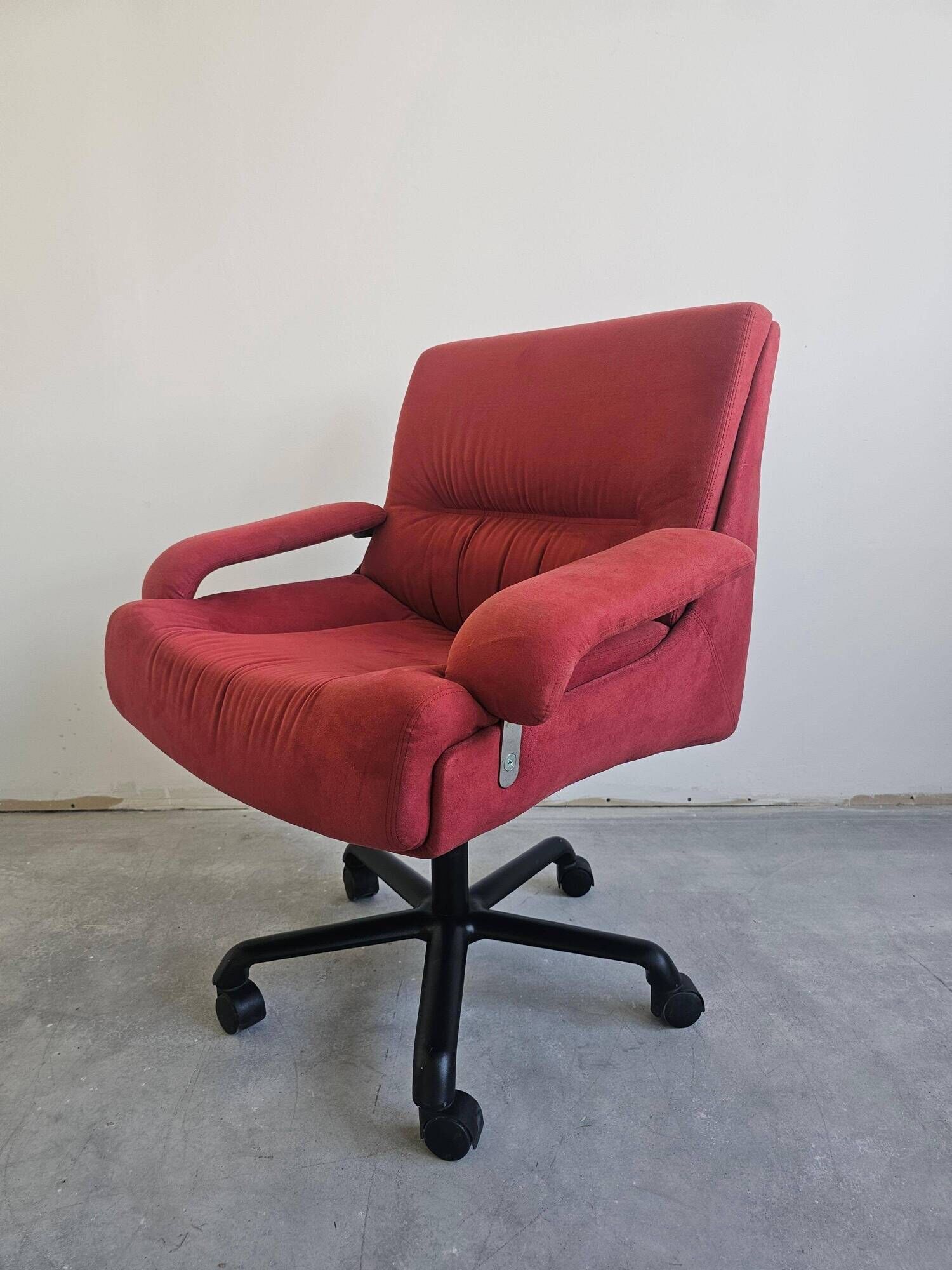 Pair of swivel armchairs model P85 by Giovanni Offredi for Saporiti