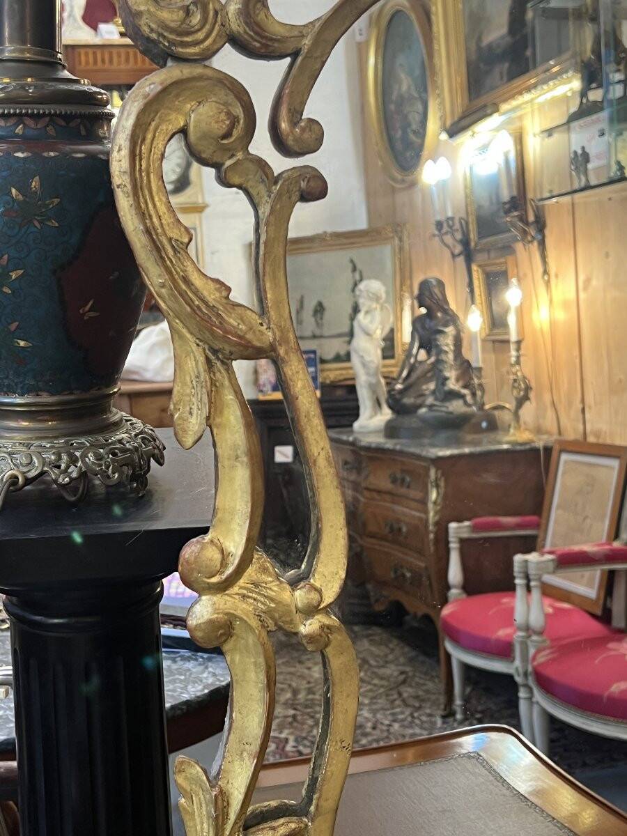 Mirror with carved and gilded wooden frame, 18th century, with scrollwork decoration.