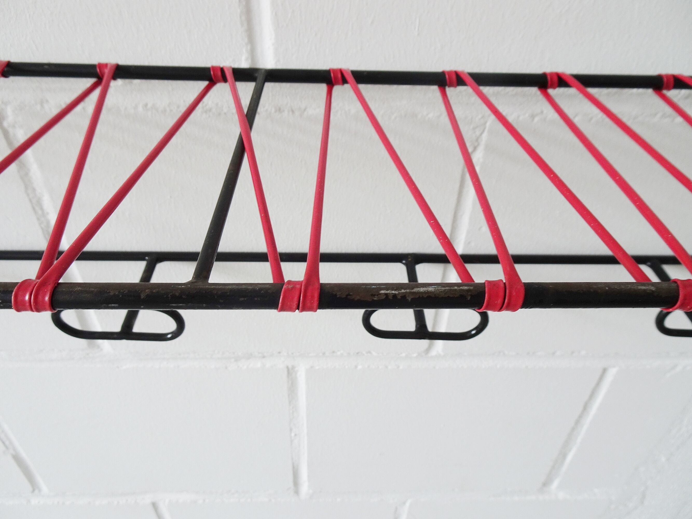 Minimalist wall coat rack in string design in black and red