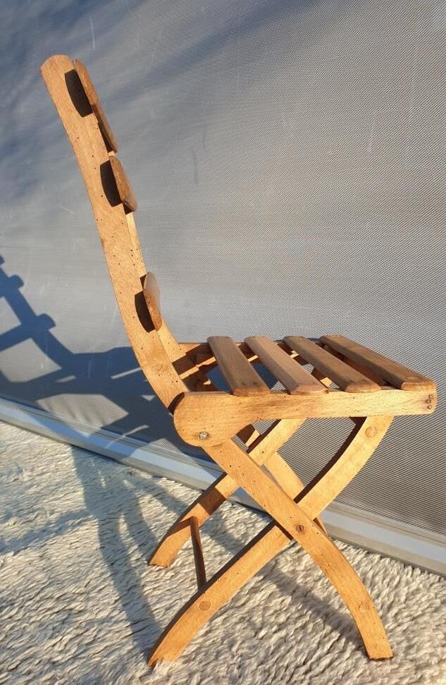 Foldable children's chair with beveled wooden slats