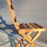 Foldable children's chair with beveled wooden slats