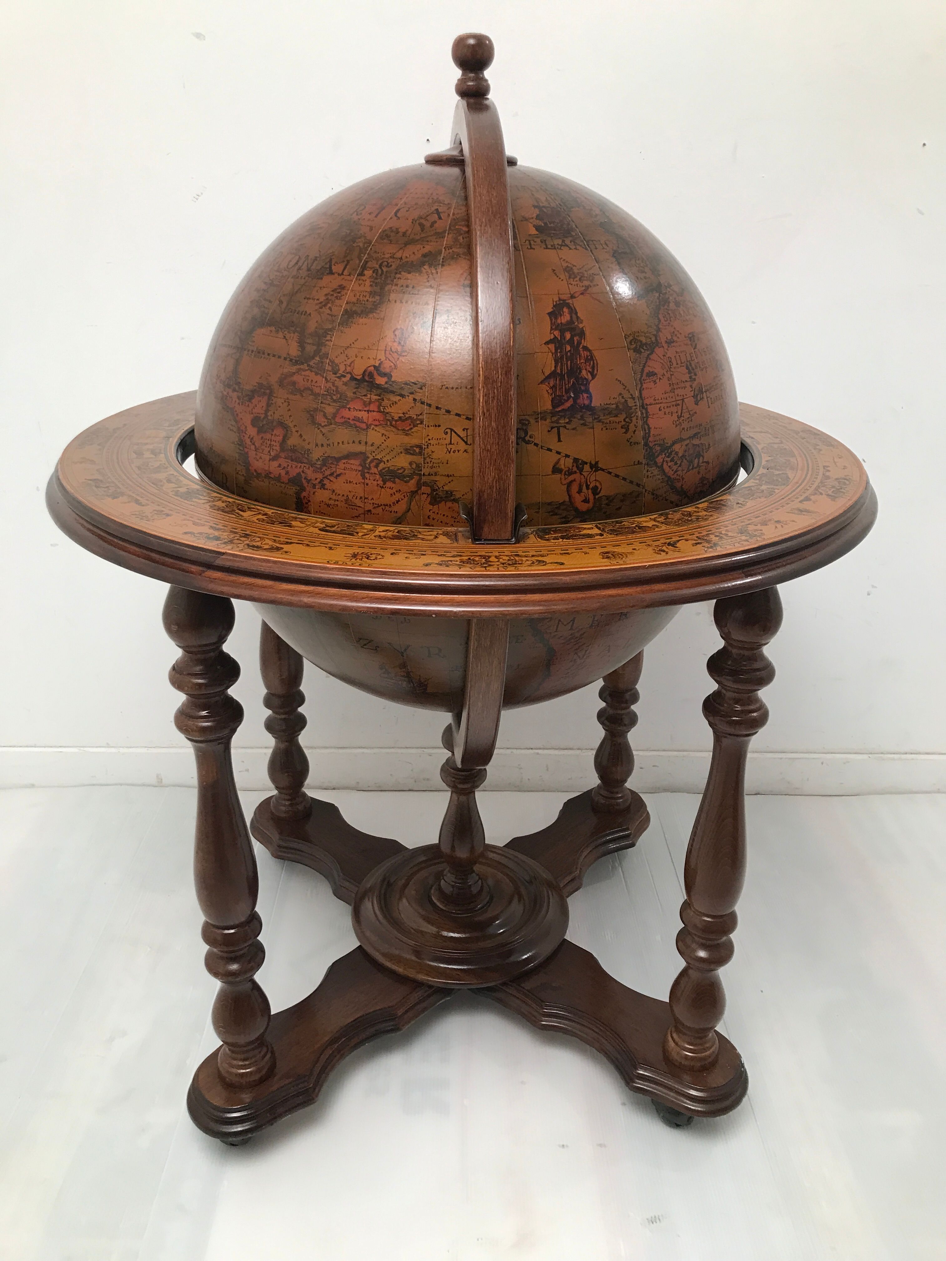 Bar en forme de globe terrestre vintage