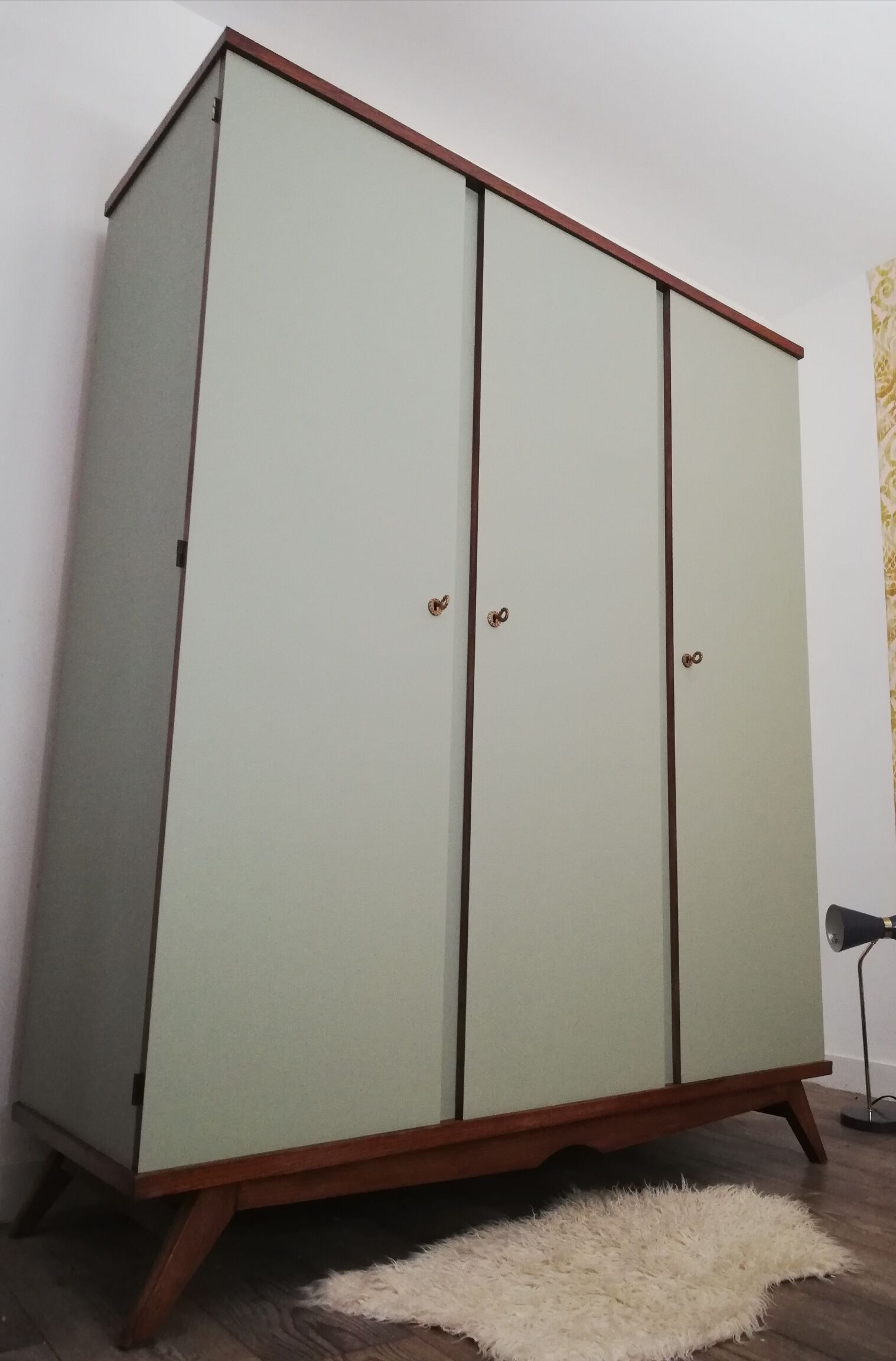 Armoire années 50 chêne et kaki clair