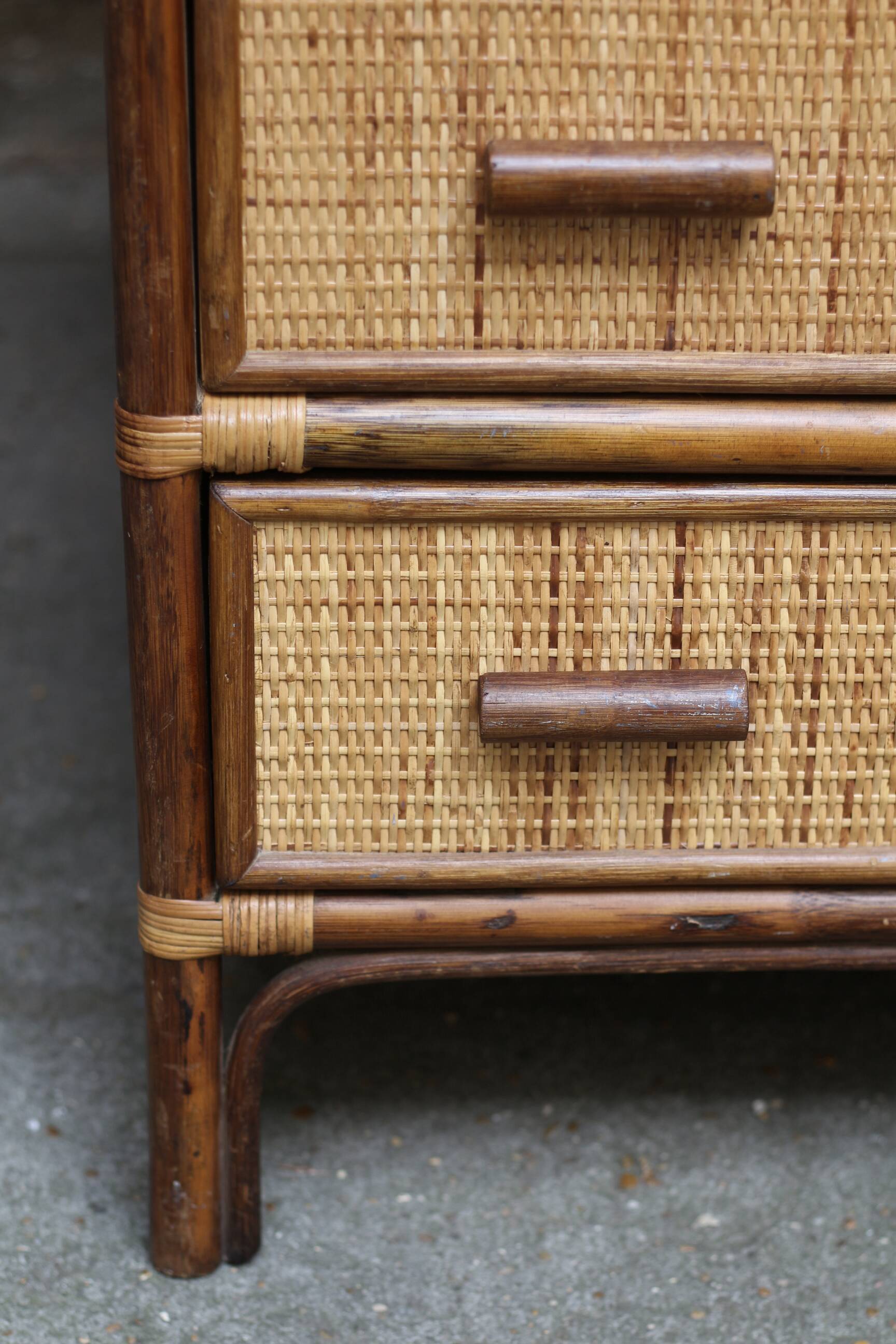 Charmante petite commode en rotin (années 70).