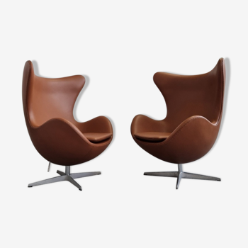 Pair of Arne Jacobsen Egg chairs by Fritz Hansen
