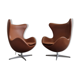 Pair of Arne Jacobsen Egg chairs by Fritz Hansen