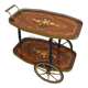 Chariot de bar en marqueterie de style Hollywood Regency italien présente des motifs floraux complexes.