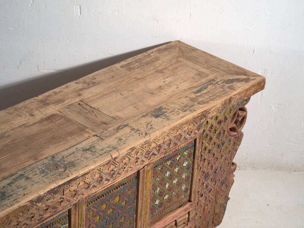 Buffet bas ancien chinois sculpté en sapin à panneaux ornés – Gansu, vers 1930