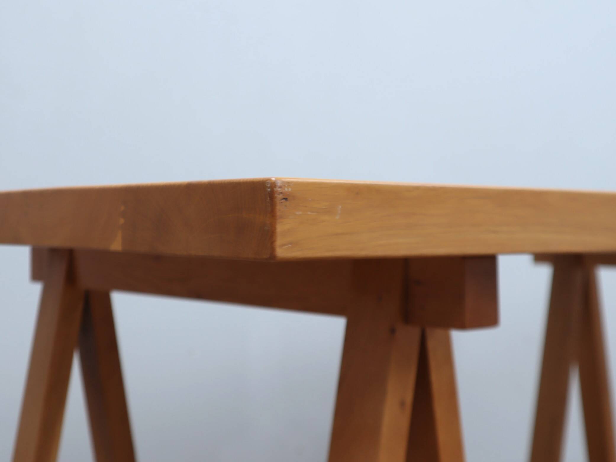 Bureau en hêtre massif avec chaises en cuir, Italie 1970